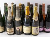 de nombreuses bouteilles de vin alignées les unes à côté des autres