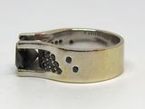 une bague en argent sertie d'une pierre noire