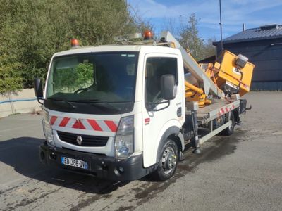 un camion blanc avec une grue à l'arrière