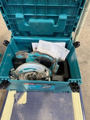 un gros plan d'une boîte à outils contenant une scie circulaire