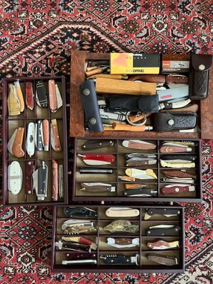 many different types of knives and knives in this case