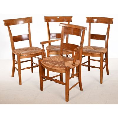 quatre chaises et une table dans une pièce sur fond blanc