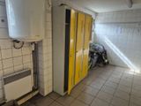 une salle de bains avec beaucoup de portes jaunes et un radiateur