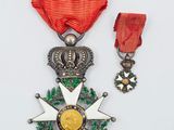 une image représentant une médaille et une médaille accompagnée d'un ruban rouge