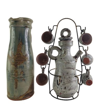 deux vases posés l'un à côté de l'autre sur une table