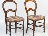 deux chaises en bois dont les assises sont recouvertes d'un tissu rayé sur fond blanc