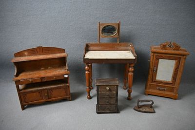 quatre meubles posés sur une table