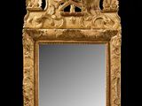 un miroir en or richement sculpté, orné d'un oiseau
