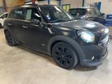 La Mini Countryman est garée dans un garage avec d'autres voitures