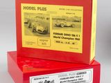 deux boîtes rouges ornées d'une image de voiture de course