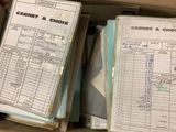 des cartons remplis de papiers sont empilés les uns sur les autres