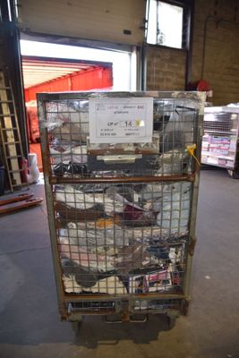 une cage avec plein d'oiseaux à l'intérieur