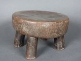 un petit tabouret en bois posé sur une table