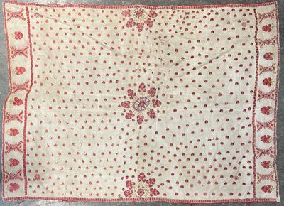 un tapis blanc et rouge orné d'un motif floral