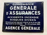 un panneau bleu sur lequel on peut lire « Générale des Assurances : accidents, incendies, risques divers »
