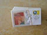 une pile d'enveloppes posée sur une table, avec des timbres