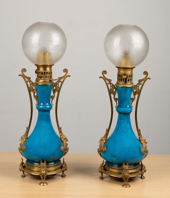 Paire de lampes à pétrole en céramique bleue craquelée. La m…
