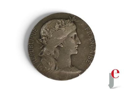 une vieille pièce de monnaie sur laquelle figurent la tête d'une femme et une couronne