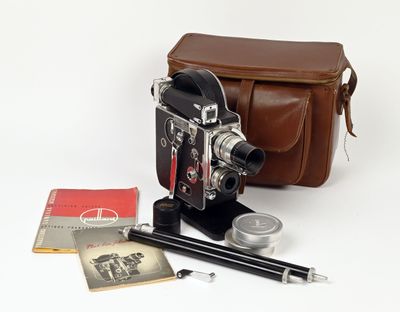 un sac marron, un appareil photo marron, quelques stylos et crayons