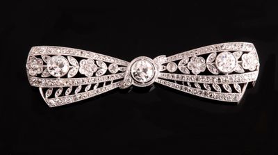 Broche Nœud en or gris 750/°°° et platine sup. à 800/°°° ornée de diam