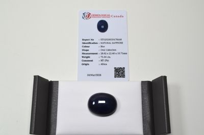Un saphir, cabochon ovale, d'un poids de 75,44 cts, provenan…