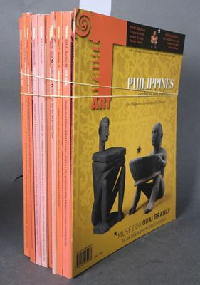 plusieurs livres sont empilés sur une table