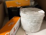 une pile d'assiettes et de bols posée sur une étagère dans une cuisine
