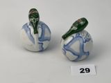 deux salières et poivrières posées sur une table