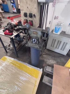 une machine posée sur une table dans une pièce