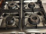 quatre feux sur la cuisinière de la cuisine