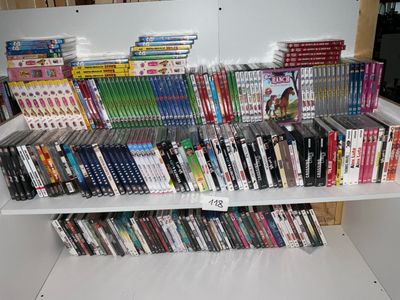 de nombreux DVD sur une étagère blanche dans une pièce
