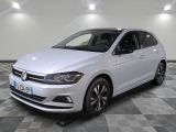 La Volkswagen Golf blanche est garée sur un sol à damier.