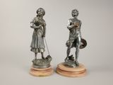 paire de figurines en bronze représentant un garçon et une fille accompagnés d’un chien