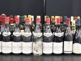 plusieurs bouteilles de vin alignées sur une table