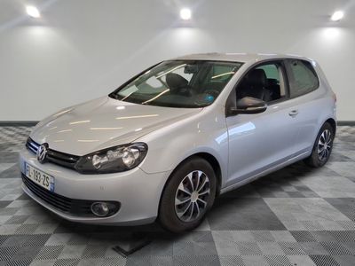 la volkswagen golf blanche est garée sur un carrelage à carreaux