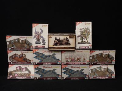 une pile de cartons sur lesquels sont posés différents types de jouets