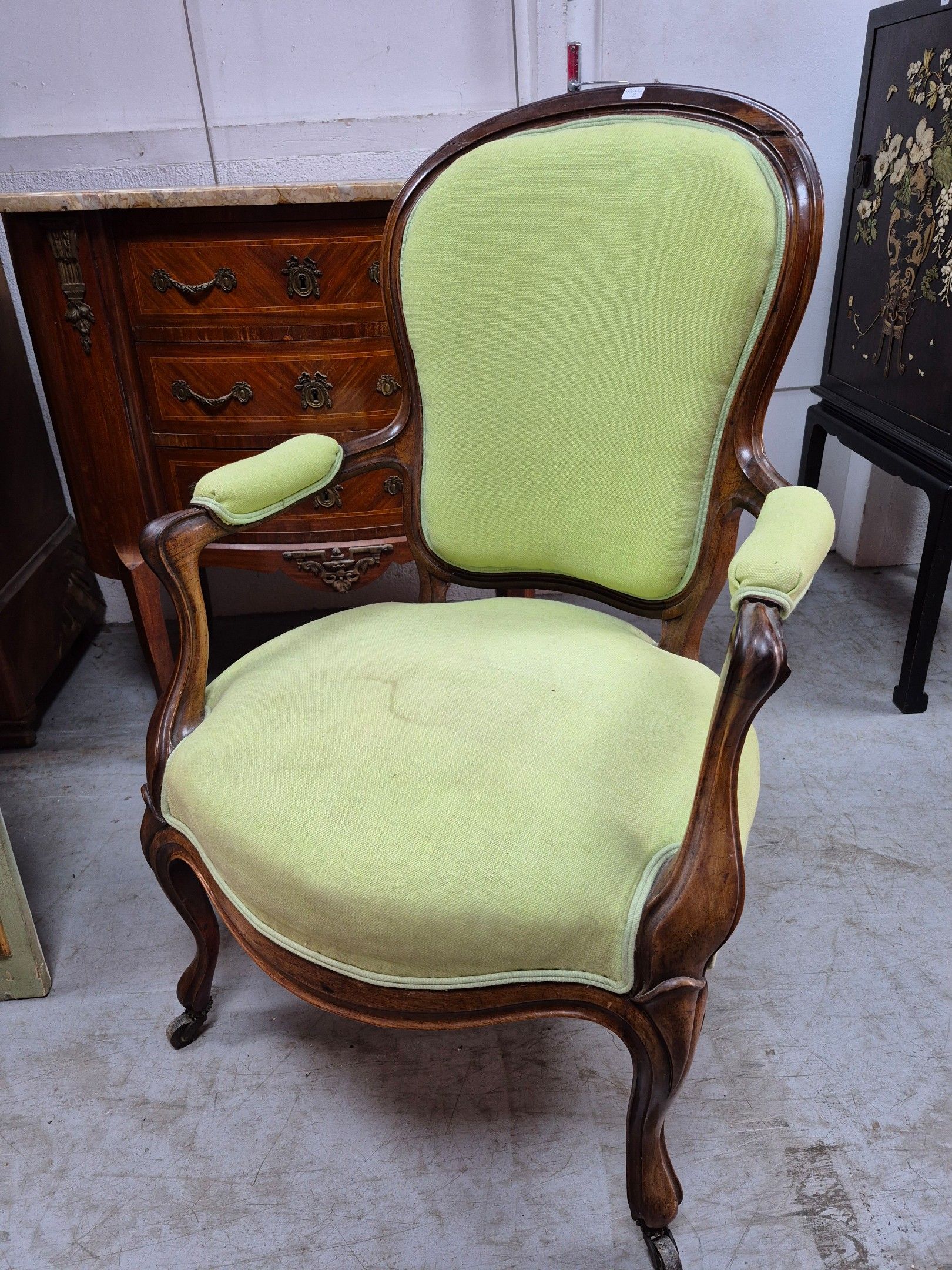 Fauteuil Voltaire garni de tissu vert