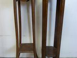 paire de tables d'appoint en bois avec une étagère de chaque côté