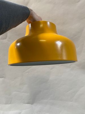 Une SUSPENSION en tôle orange .