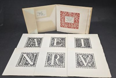 un livre ouvert sur lequel figurent une illustration des lettres « n » et une illustration de la lettre « n »
