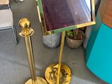 une petite table avec un miroir dans une pièce