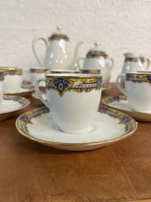 Limoges, service à café en porcelaine comprenant : 11 tasses…