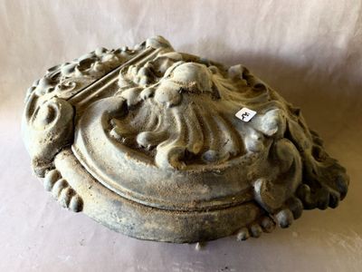 une boîte en pierre sur laquelle est représenté un visage, sur fond blanc
