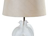 une lampe blanche sur laquelle sont perchés deux oiseaux