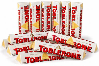 une tablette de chocolat blanc Toblerone à laquelle on a déjà pris une bouchée