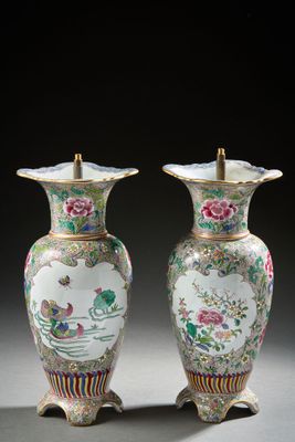 paire de vases chinois avec des fleurs et des oiseaux peints dessus
