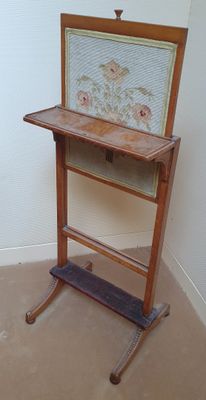 une petite table sur laquelle se trouve un miroir