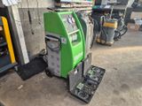 une machine posée sur le sol dans le garage