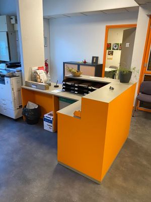 Lot de mobilier de bureau et d'informatique se trouvant dans l'accueil - Photo 1