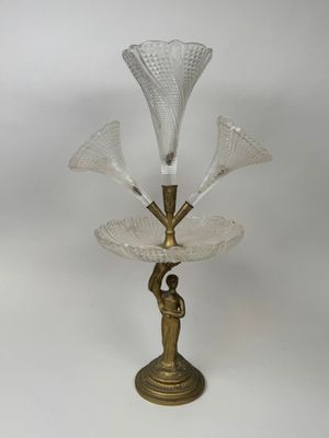 une photo d'une lampe de table en verre et en laiton sur fond blanc